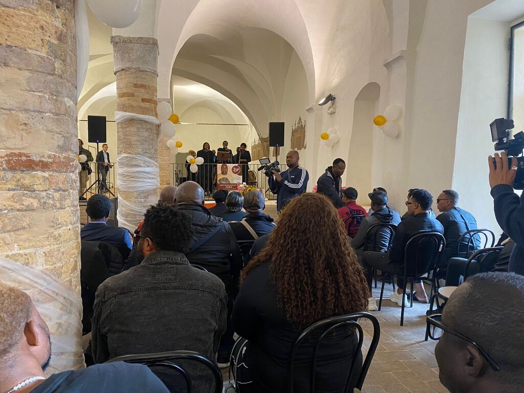 Uma delegação de Sant'Egidio no funeral de Alika: «A solidariedade é necessária para que a ferida causada por este acto bárbaro cicatrize»